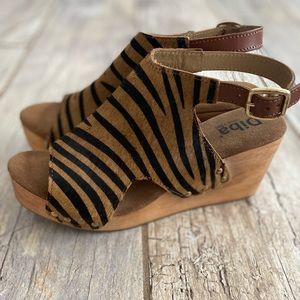 Diba size 9 tiger print calf hair peep toe wedges